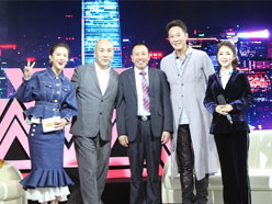 新望董事長(zhǎng)羅永輝與著名歌星劉尊老師、汪正正老師、郭津彤老師、主持人雅琪在北京電視臺(tái)錄制節(jié)目現(xiàn)場(chǎng)親切合影
